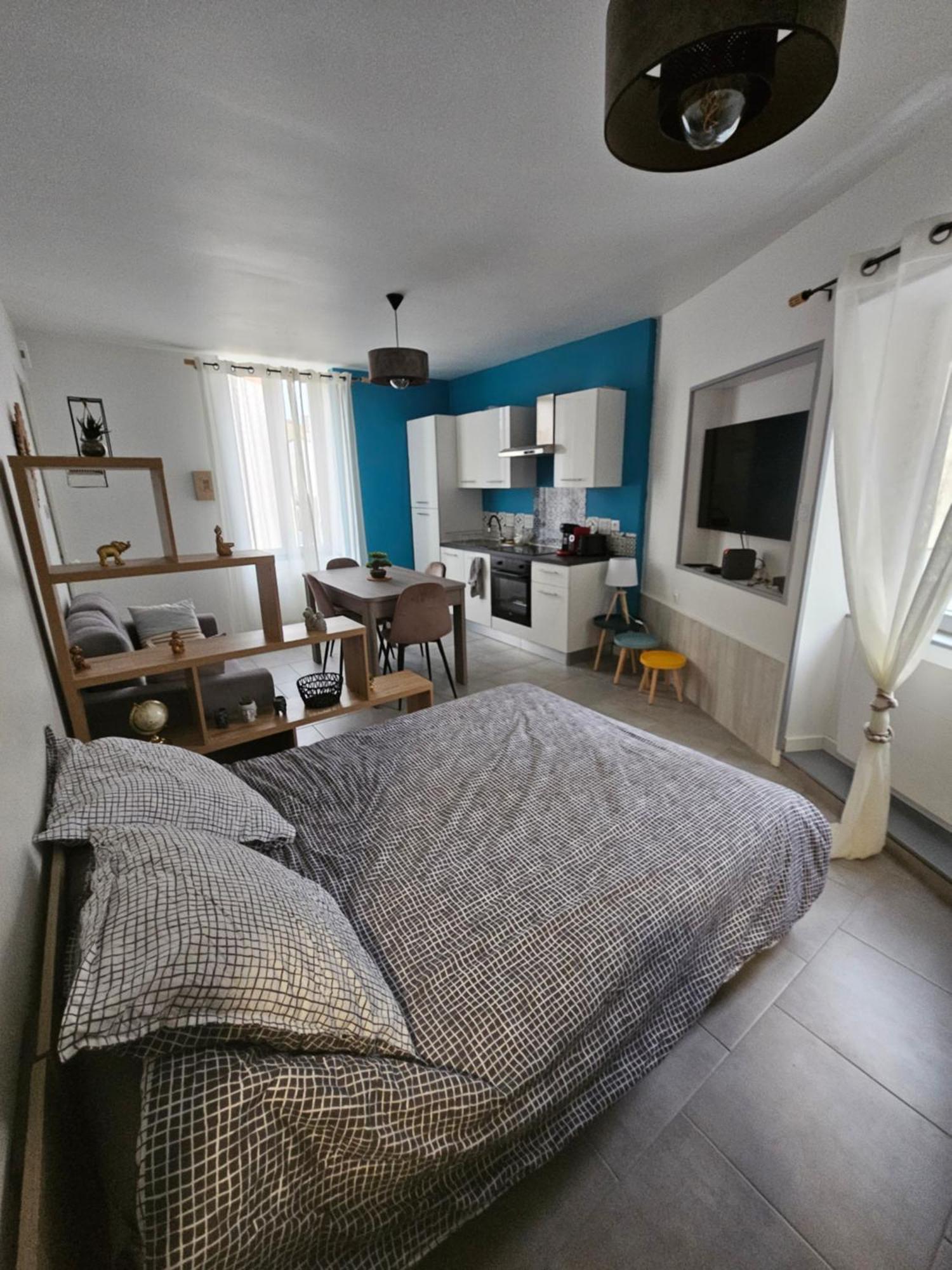 Sarl La Famille 2 Apartment อองกูแลม ภายนอก รูปภาพ