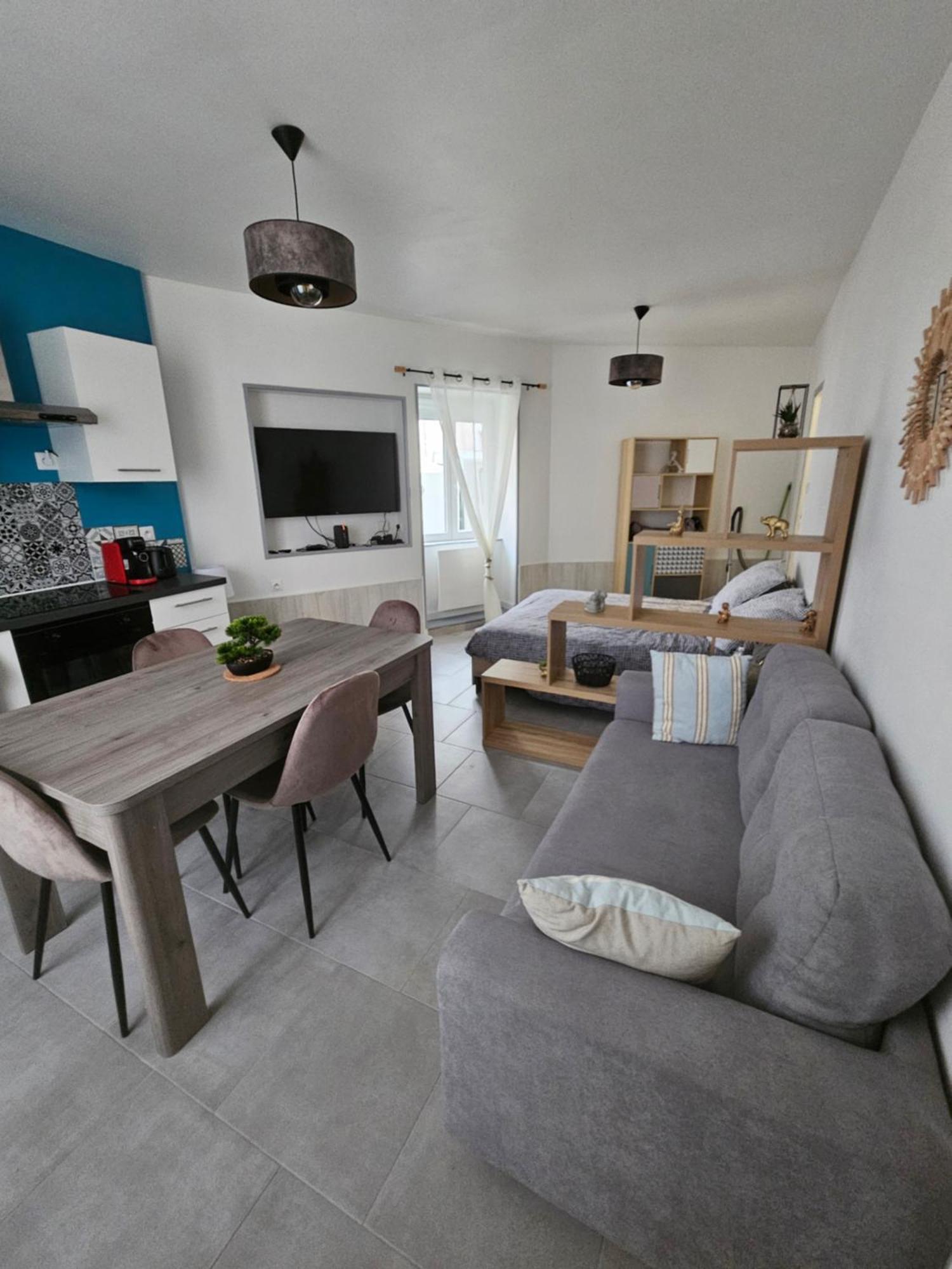 Sarl La Famille 2 Apartment อองกูแลม ภายนอก รูปภาพ